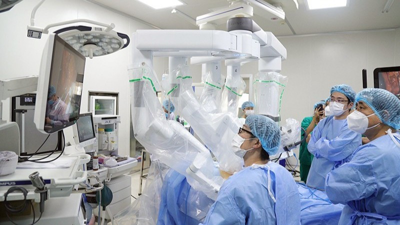 Các chuyên gia Bệnh viện K và Bệnh viện Đại học Nagoya (Nhật Bản) phối hợp phẫu thuật nội soi robot cho bệnh nhân ung thư. (Ảnh: THÁI SƠN)