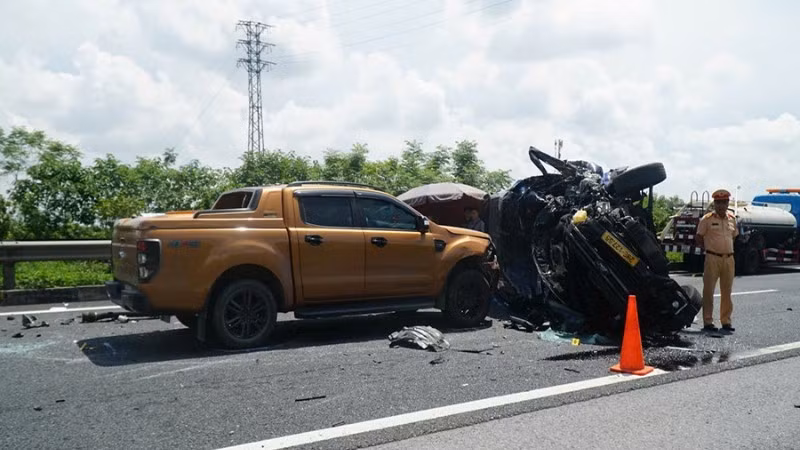 Tai nạn giao thông nghiêm trọng giữa 3 xe ô-tô trên đường cao tốc Cầu Giẽ-Ninh Bình.