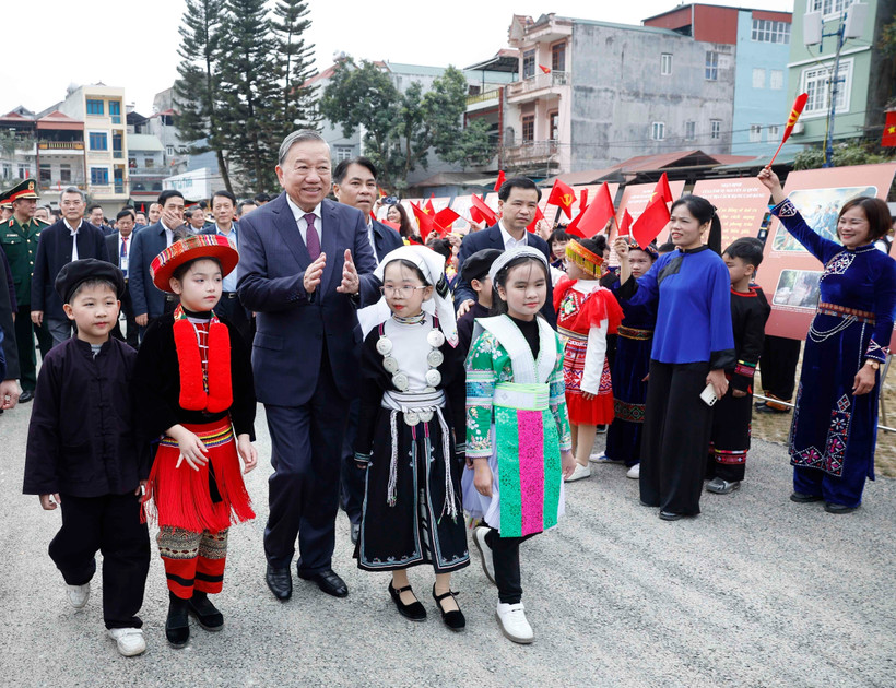 Tổng Bí thư Tô Lâm với nhân dân các dân tộc tỉnh Cao Bằng. (Ảnh: TTXVN)