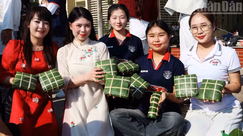 Thành quả của các lưu học sinh Lào sau khi được hướng dẫn gói bánh chưng.