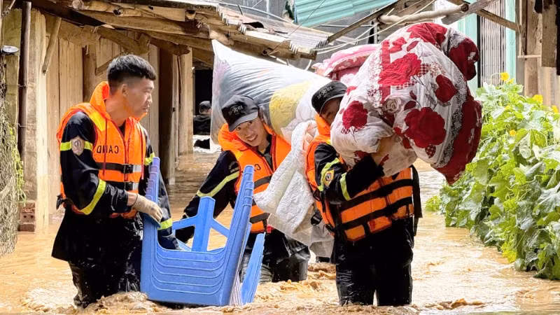 Lực lượng Công an Sơn La hỗ trợ người dân xã Sông Mã di chuyển tài sản.