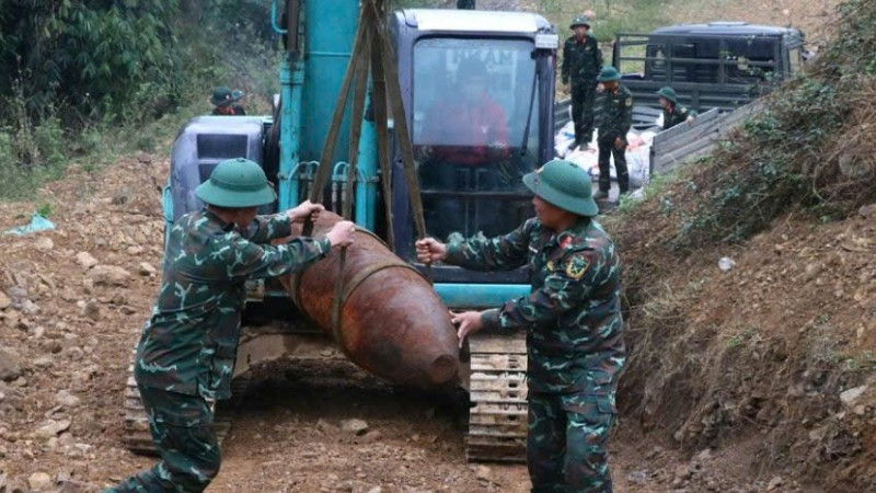 Lực lượng chức năng Bộ Chỉ huy Quân sự tỉnh Phú Thọ vận chuyển bom đến nơi hủy nổ an toàn.