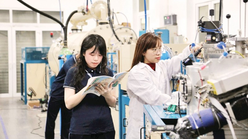 Sinh viên Trường đại học Khoa học Tự nhiên (Đại học Quốc gia Hà Nội) thực hành tại phòng thí nghiệm.