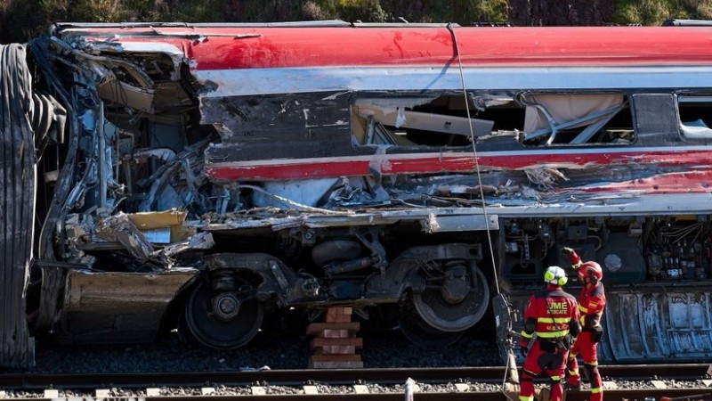 Lực lượng cứu hộ khắc phục hậu quả vụ tai nạn tàu cao tốc ở Cordoba, Tây Ban Nha ngày 20/1/2026. (Ảnh: THX/TTXVN)