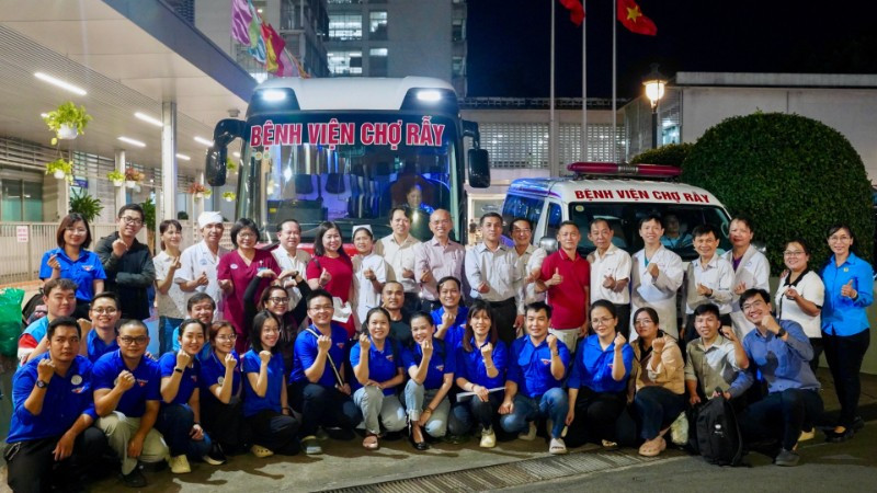 Đoàn y bác sĩ Bệnh viện Chợ Rẫy lên đường hỗ trợ y tế tại tỉnh Khánh Hòa.