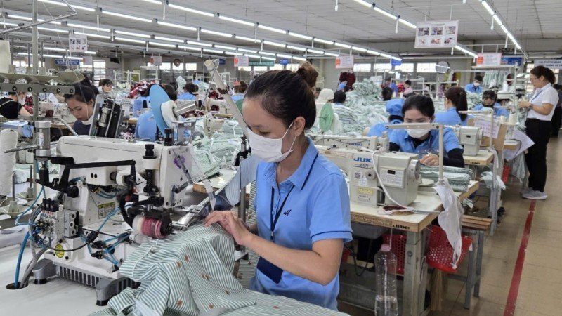 May quần áo xuất khẩu tại Nhà máy may Hòa Thị, tỉnh Quảng Ngãi. (Ảnh: MINH KHÔI)