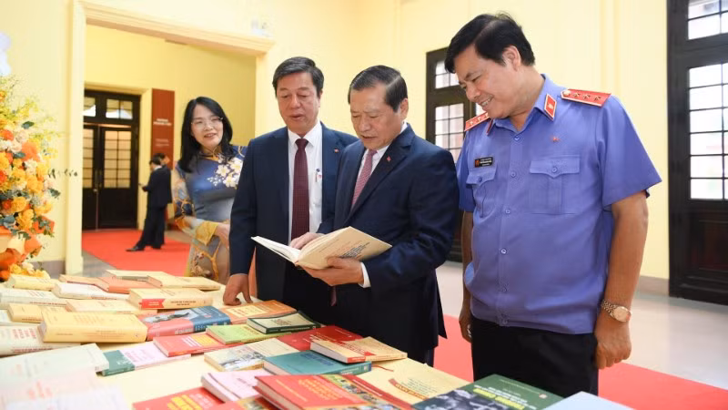 Các đại biểu dự Đại hội Đảng bộ các cơ quan Đảng Trung ương lần thứ nhất tham quan trưng bày xuất bản phẩm của Nhà xuất bản Chính trị quốc gia Sự thật. (Ảnh: THẾ ĐẠI)