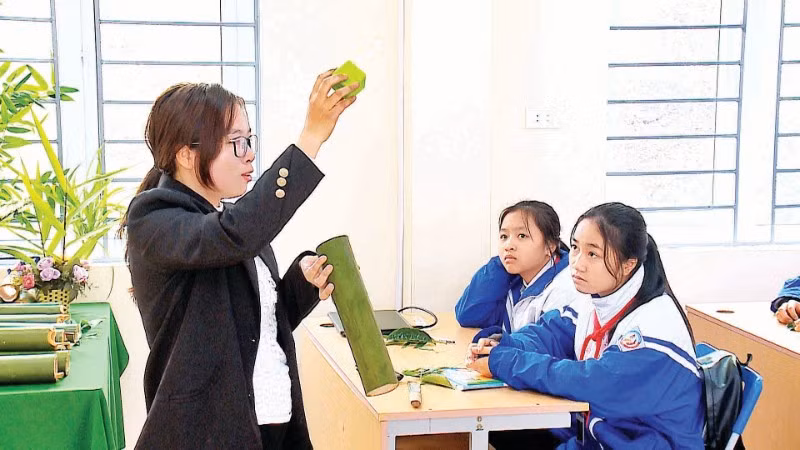 Cô giáo Đào Thị Hồng Quyên hướng dẫn học sinh trong tiết học STEM với tre tại Trường THCS thị trấn Lang Chánh (Thanh Hóa).