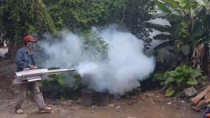 Cán bộ y tế thành phố Hà Nội phun hóa chất diệt muỗi phòng chống bệnh sốt xuất huyết. (Ảnh: VÂN VÂN)