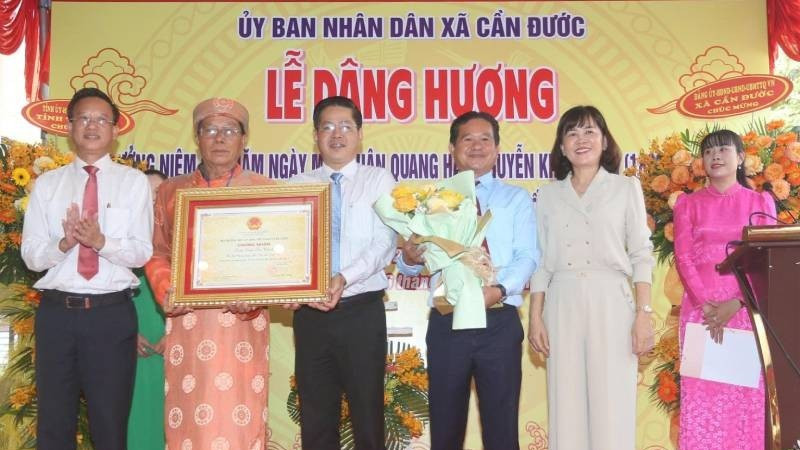Lãnh đạo tỉnh Tây Ninh và Sở Văn hóa, Thể thao và Du lịch trao hoa và bằng chứng nhận Di sản văn hóa phi vật thể quốc gia Đình Tân Chánh tại xã Cần Đước.