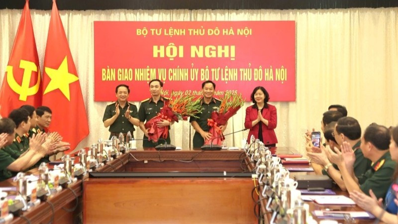 Bí thư Thành ủy Hà Nội Bùi Thị Minh Hoài, Thượng tướng Trịnh Văn Quyết tặng hoa chúc mừng Trung tướng Trần Văn Tuấn và Đại tá Lưu Nam Tiến.