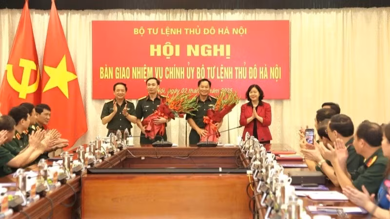 Bí thư Thành ủy Hà Nội Bùi Thị Minh Hoài, Thượng tướng Trịnh Văn Quyết tặng hoa chúc mừng Trung tướng Trần Văn Tuấn và Đại tá Lưu Nam Tiến.
