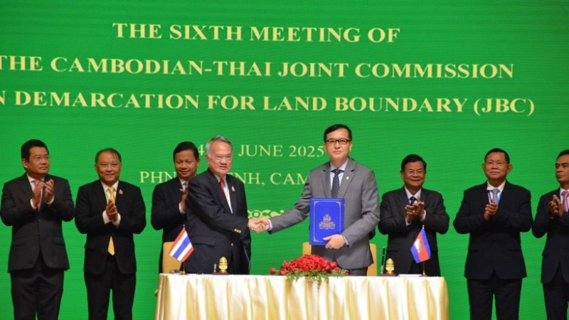 Lễ ký thỏa thuận tại cuộc họp của Ủy ban Biên giới hỗn hợp Thái Lan-Campuchia về phân định ranh giới tại khu vực biên giới hai nước, ở Phnom Penh (Campuchia) ngày 15/6/2025. (Ảnh: THX/TTXVN)