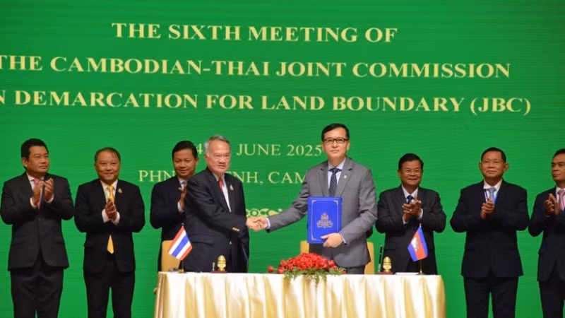 Lễ ký thỏa thuận tại cuộc họp của Ủy ban Biên giới hỗn hợp Thái Lan-Campuchia về phân định ranh giới tại khu vực biên giới hai nước, ở Phnom Penh (Campuchia) ngày 15/6/2025. (Ảnh: THX/TTXVN)