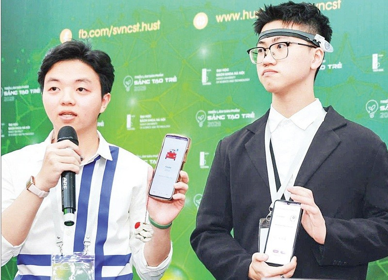 Sinh viên Đại học Bách khoa Hà Nội giới thiệu sản phẩm giám sát, duy trì độ tỉnh táo của lái xe.