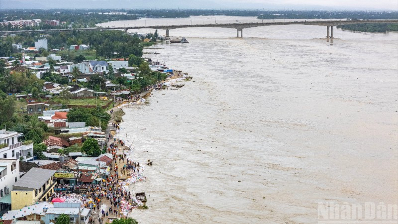 Nước sông Thu Bồn dâng cao tại xã Duy Nghĩa, thành phố Đà Nẵng. (Ảnh: TÙNG LÂM).