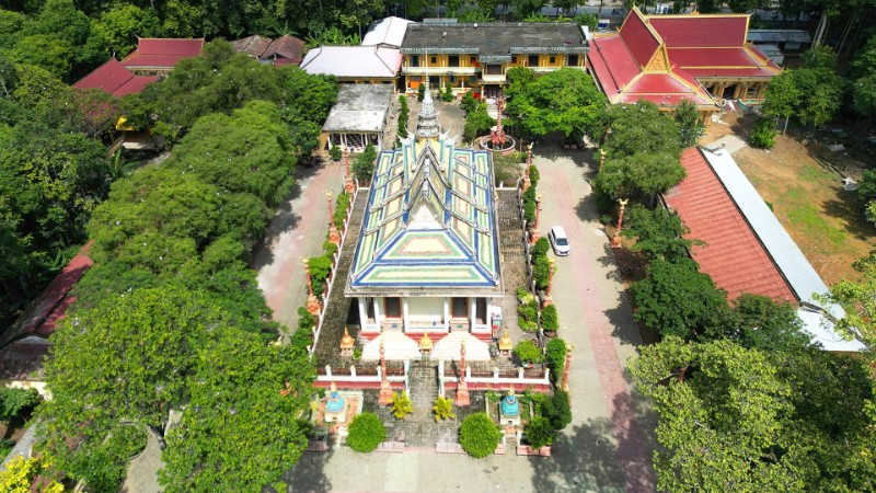 Chùa Hang, xã Châu Thành, tỉnh Vĩnh Long có rừng cây cổ thụ với hệ sinh vật đa dạng thu hút đông đảo du khách tham quan. (Ảnh THỦY NGUYÊN)