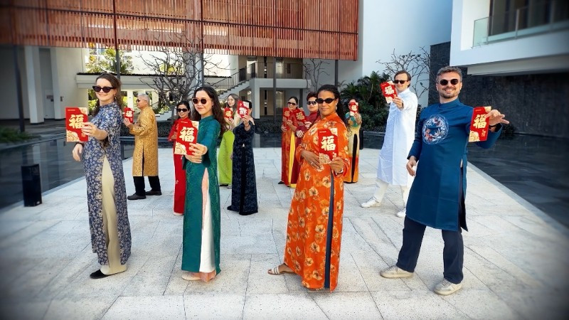 Đại sứ Hà Lan cùng màn vũ đạo chúc Tết "Mã đáo thành công"