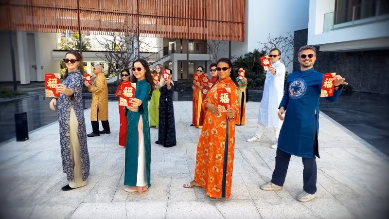 Đại sứ Hà Lan cùng màn vũ đạo chúc Tết "Mã đáo thành công"