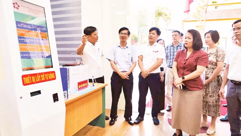 Đoàn công tác Bộ Khoa học và Công nghệ khảo sát thực tế tại Trung tâm Phục vụ hành chính công phường Phù Liễn, thành phố Hải Phòng.