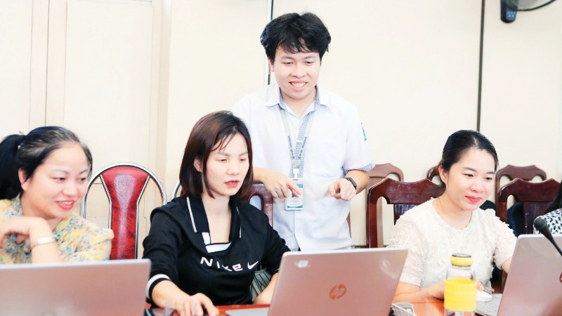 Nguyễn Huy Anh, Chủ tịch Câu lạc bộ Robotics GreenAms hướng dẫn giáo viên Trường Hữu nghị 80 sử dụng phần mềm Cubico.