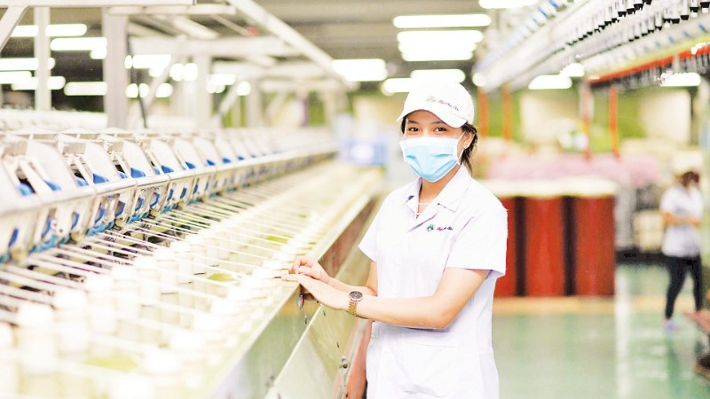 Sản xuất sợi tại Công ty cổ phần Sợi Phú Bài, thành phố Huế. (Ảnh: QUANG NAM)