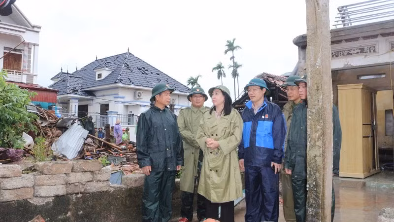 Đồng chí Đinh Thị Lụa, Phó Bí thư Thường trực tỉnh ủy Ninh Bình kiểm tra tình hình thiệt hại và động viên gia đình có người tử vong cùng các hộ dân bị thiệt hại do dông lốc tại phường Lý Thường Kiệt.