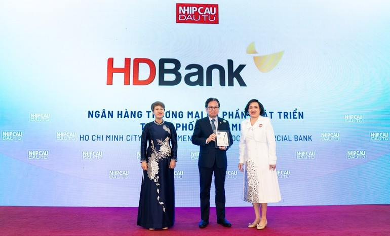 Ông Trần Hoài Phương- Giám đốc Ngân hàng Doanh nghiệp HDBank- đại diện HDBank nhận giải.