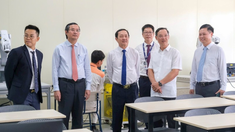 Các đại biểu dự hội thảo tham quan mô hình dạy nghề của Trường cao đẳng Lý Thái Tổ, tỉnh Bắc Ninh.