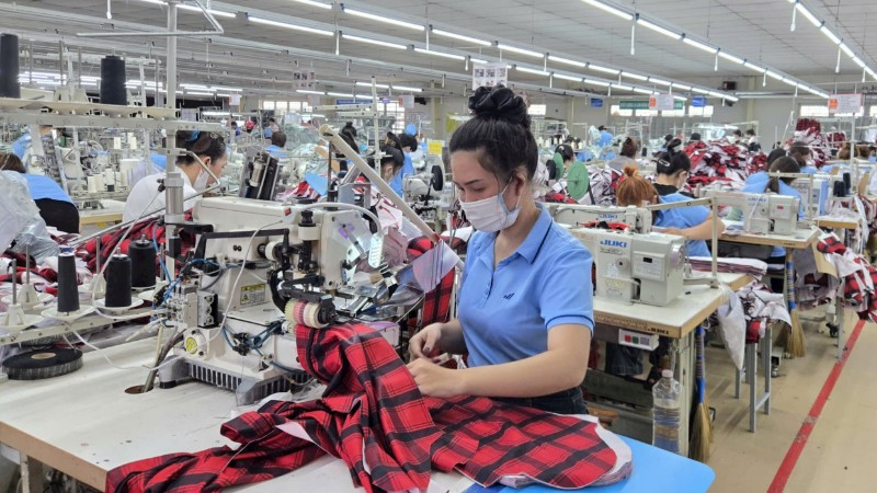 May quần áo xuất khẩu tại Nhà máy may Hòa Thọ (Quảng Ngãi).