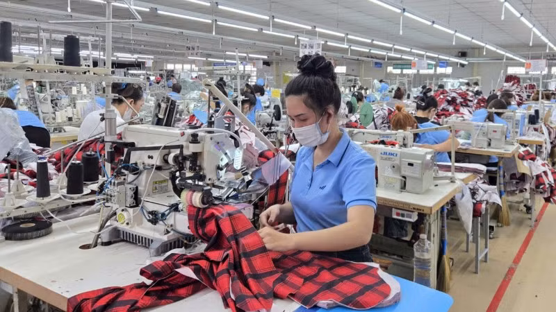 May quần áo xuất khẩu tại Nhà máy may Hòa Thọ (Quảng Ngãi).