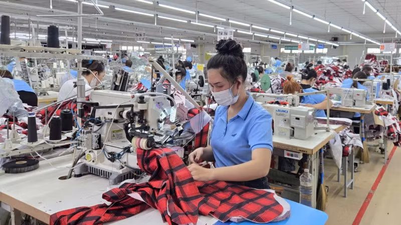 Sản xuất may mặc tại Nhà máy may Hòa Thọ (Quảng Ngãi). (Ảnh MINH DŨNG)