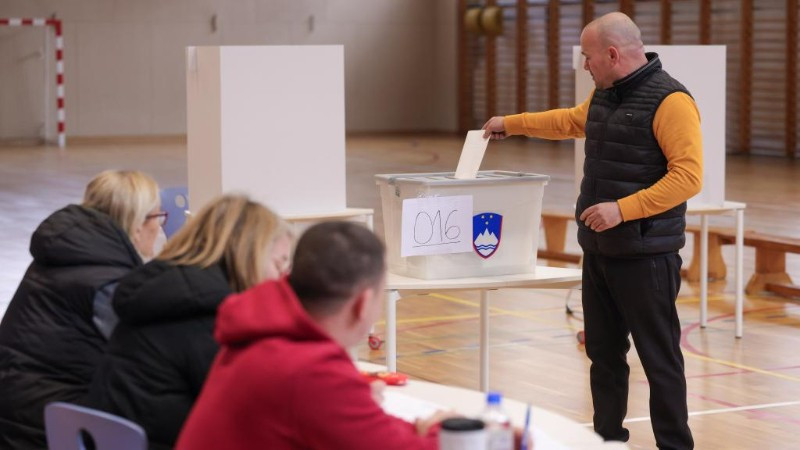 Một cử tri bỏ phiếu trong cuộc bầu cử quốc hội Slovenia năm 2026 tại một điểm bỏ phiếu ở Ljubljana, Slovenia, ngày 22/3/2026. (Ảnh: THX)