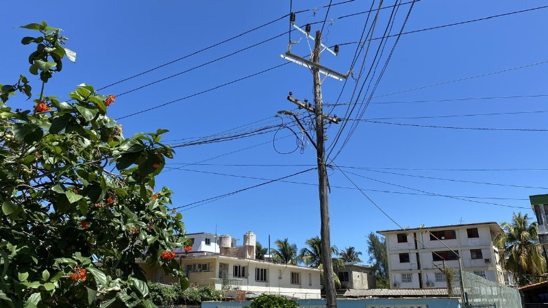 Các đường dây điện tại một khu vực ở Miramar, La Habana (Cuba). (Ảnh: TTXVN)