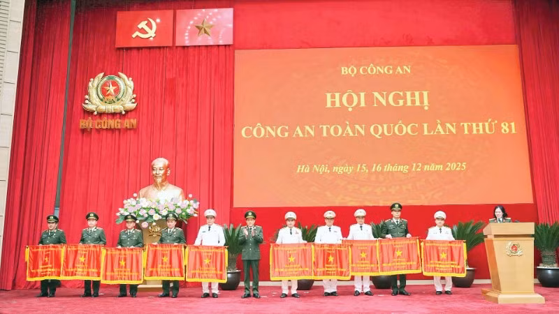 Công an Thành phố Hà Nội nhận Cờ thi đua của Chính phủ năm 2025 tại Hội nghị Công an toàn quốc lần thứ 81.