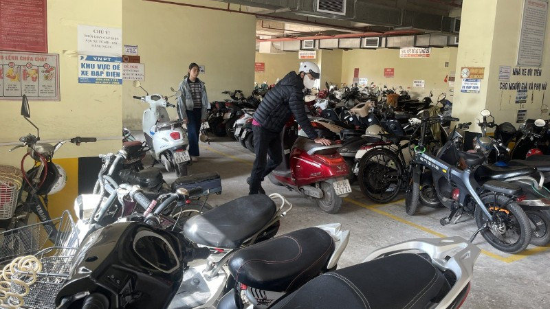 Khu vực để xe điện nhà CT2 Thạch Bàn chật cứng phương tiện.