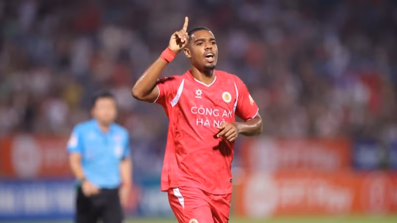 "Vua phá lưới V-League" mùa trước là Alan Sebastiao tiếp tục ghi bàn giúp Công An Hà Nội tạm vươn lên vị trí thứ 2 trên bảng xếp hạng. (Ảnh: VPF)