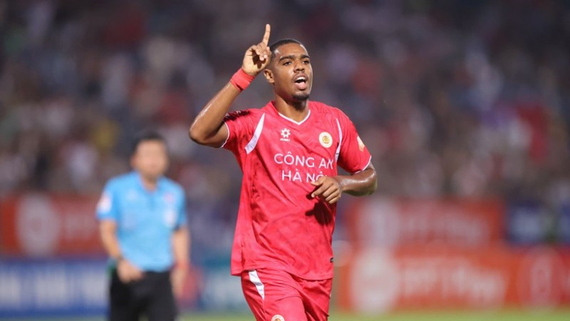 "Vua phá lưới V-League" mùa trước là Alan Sebastiao tiếp tục ghi bàn giúp Công An Hà Nội tạm vươn lên vị trí thứ 2 trên bảng xếp hạng. (Ảnh: VPF)