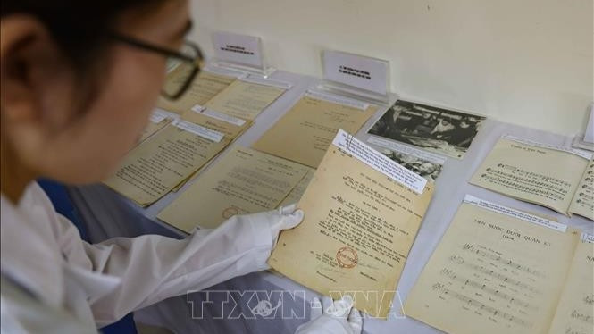 Giới thiệu tài liệu lưu trữ chủ đề "80 năm Quân đội Nhân dân Việt Nam". Ảnh: TTXVN