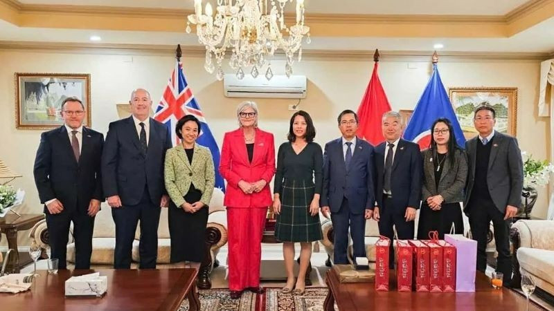 Toàn quyền Australia Sam Mostyn (áo đỏ) chụp ảnh cùng Đại sứ Phạm Hùng Tâm và Tổng lãnh sự Việt Nam tại thành phố Sydney và thành phố Perth. (Ảnh: Đại sứ Việt Nam tại Australia)