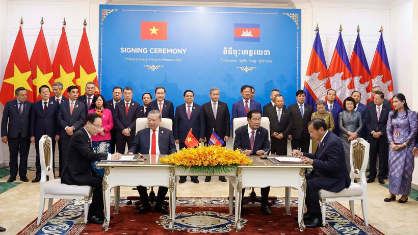 Ký kết Thoả thuận hợp tác giữa Bộ Ngoại giao Việt Nam và Ban Đối ngoại Trung ương Đảng Nhân dân Campuchia. (Ảnh: Thống Nhất/TTXVN)