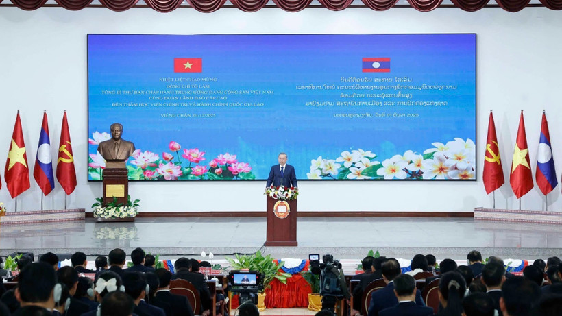 Tổng Bí thư Tô Lâm phát biểu chính sách tại Học viện Chính trị và Hành chính Quốc gia Lào, chiều 1/12/2025. (Ảnh: THỐNG NHẤT/TTXVN)