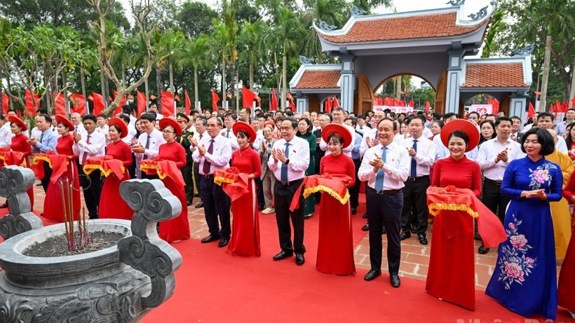 Chủ tịch Quốc hội Trần Thanh Mẫn, nguyên Tổng Bí thư Nông Đức Mạnh và các đại biểu thực hiện nghi thức khánh thành Khu lưu niệm Trưởng ban Thường trực Quốc hội Bùi Bằng Đoàn. 