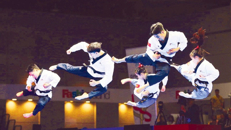 Các võ sĩ Taekwondo Việt Nam đoạt Huy chương vàng nội dung quyền biểu diễn sáng tạo hỗn hợp tại SEA Games 33. (Ảnh QUYẾT THẮNG)