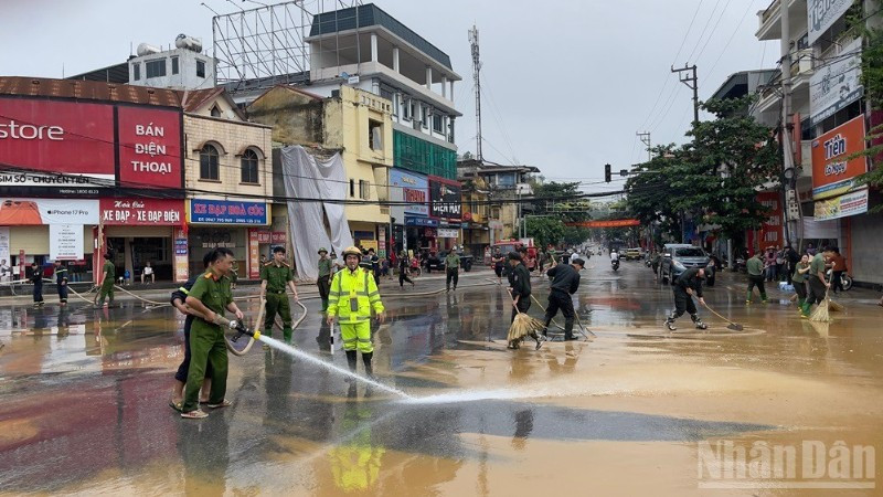 Cán bộ chiến sĩ Công an tỉnh Lào Cai tham gia vệ sinh môi trường. (Ảnh: THANH SƠN)