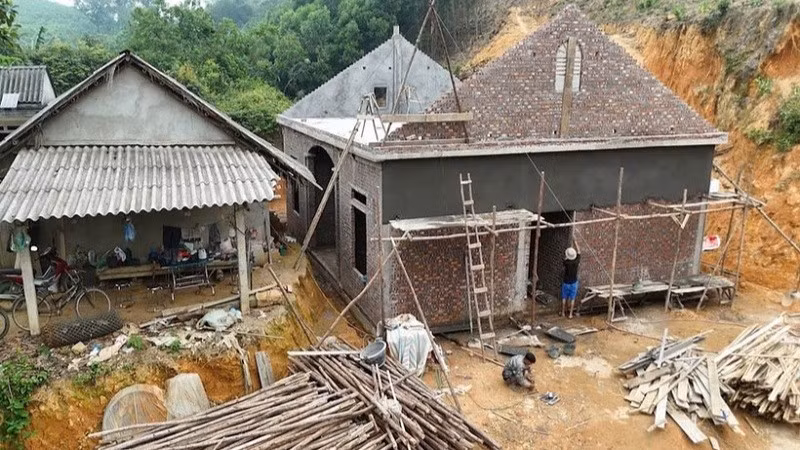 Nhờ chương trình xóa nhà tạm, nhà dột nát của tỉnh Phú Thọ, gia đình ông Cao Văn Giang, xã Hùng Xuyên, huyện Đoan Hùng đã xây dựng được căn nhà khang trang. (Ảnh: NGỌC LONG)