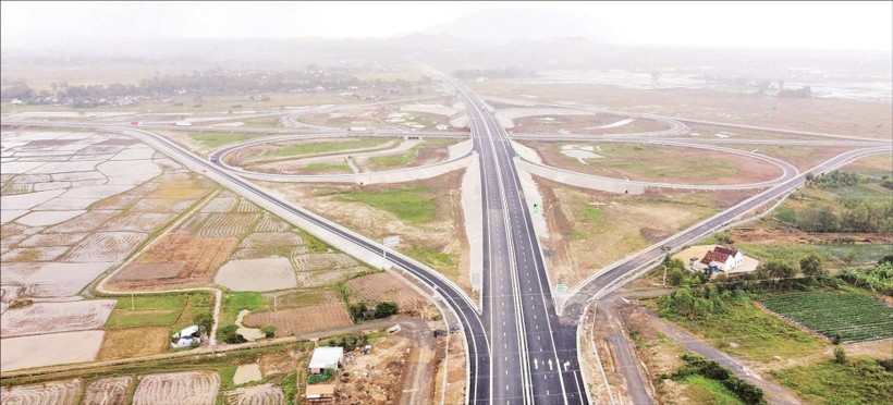 Tuyến đường cao tốc Khánh Hòa-Buôn Ma Thuột là dự án giao thông trọng điểm quốc gia, giữ vai trò chiến lược trong việc hiện thực hóa tầm nhìn liên kết vùng. (Ảnh: Vũ Tân)