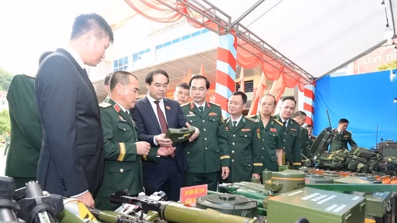 Lãnh đạo tỉnh Lào Cai tham quan học cụ huấn luyện chiến đấu tại Bộ Chỉ huy Quân sự tỉnh. (Ảnh: KHẮC ĐÀO)