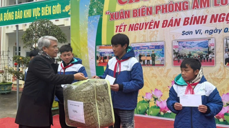 Quỹ Hạt giống Việt, Báo Nhân Dân trao quà cho học sinh học sinh là con nuôi Đồn Biên phòng Sơn Vĩ.