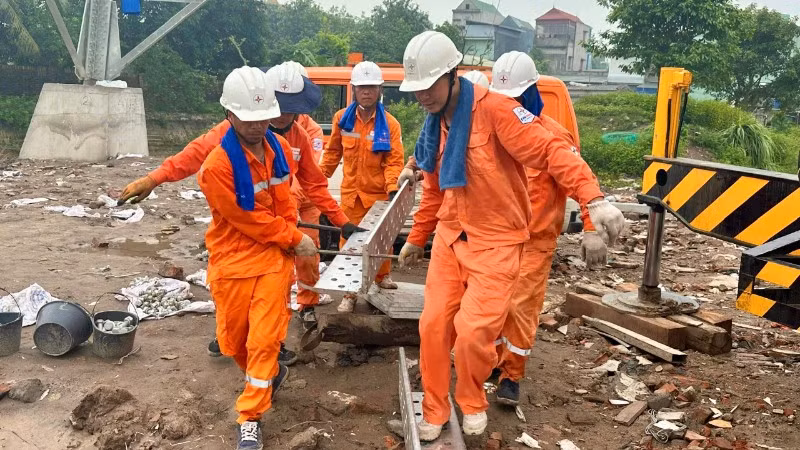 Công nhân Công ty Dịch vụ Điện lực Hà Nội tăng cường cho Dự án đường dây 500kV mạch 3 từ Quảng Trạch đến Phố Nối (đoạn Nam Định-Thanh Hóa). (Ảnh: VŨ CHUNG)